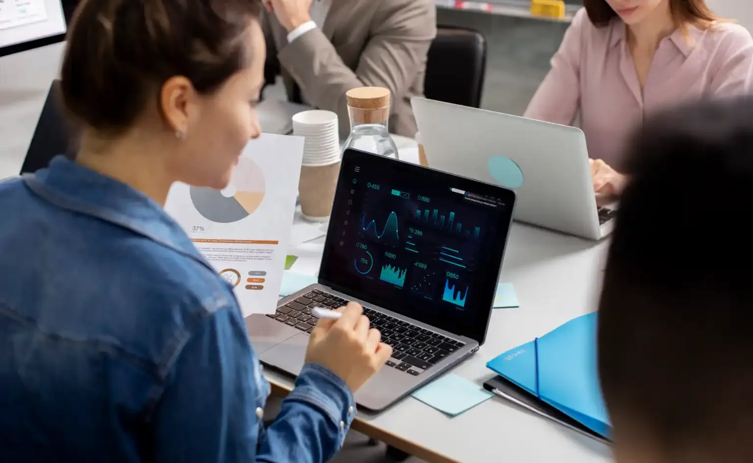 The Difference Between Data Analytics and Business Intelligence