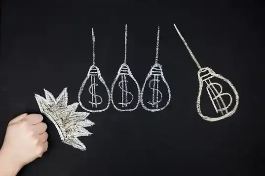 Dynamic Pricing Strategies to Maximize Online Revenue